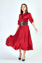 Abito midi svasato rosso con piccoli pois neri e cintura nera, vestibilità elegante, marca Moda-Mania.