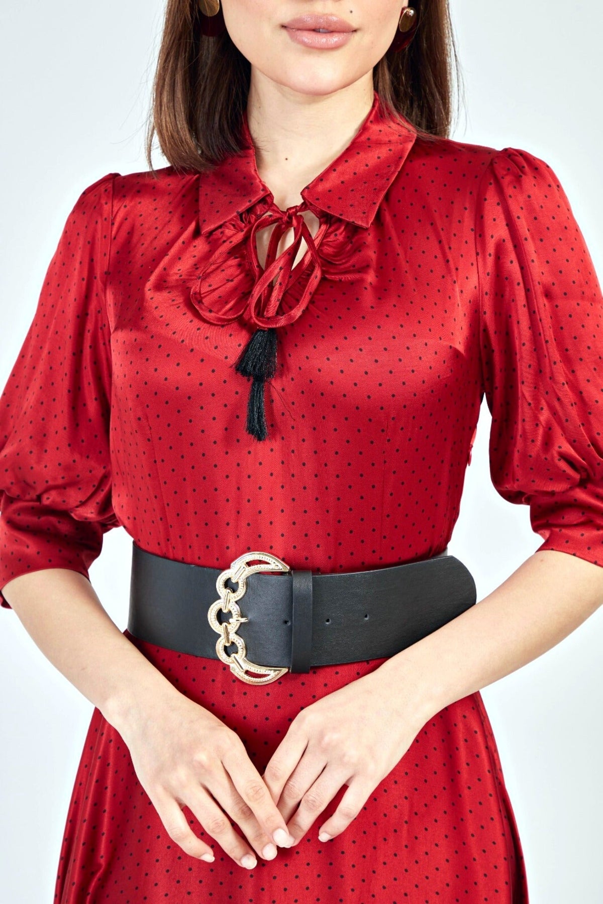 Abito midi svasato rosso con pois neri, cintura nera, moda-mania, vestito elegante con lunghezza media e dettagli femminili.