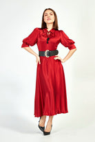 Abito midi svasato rosso con pois neri e cintura nera, moda-mania, dettaglio in tessuto leggero e stile elegante.