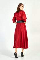 Abito midi svasato rosso con piccoli pois neri e cintura nera, vestibilità elegante, marca Moda-Mania.