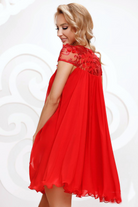 Abito svasato rosso Artista in tessuto georgette con décolleté in tulle floreale, abito corto elegante e femminile.