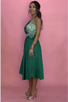 Abito midi svasato verde alla romana Moda-Mania con corpetto e applicazioni floreali 3D, elegante e femminile.