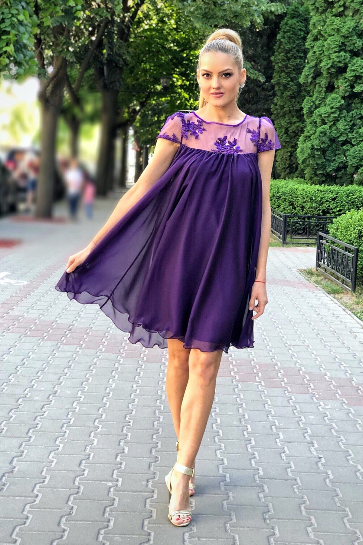 Abito svasato viola Artista in tessuto georgette con décolleté in tulle floreale, vestibilità elegante e dettagli raffinati.