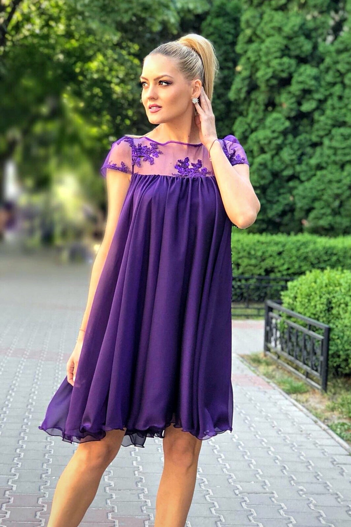 Abito svasato viola Artista in tessuto georgette con décolleté in tulle floreale, corto, elegante e femminile.