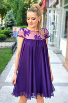Abito svasato viola Artista in tessuto georgette con décolleté in tulle floreale, abiti corti eleganti e femminili.