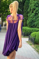 Abito svasato viola Artista in tessuto georgette con décolleté in tulle floreale, dettagli eleganti e femminili.