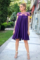 Abito svasato viola Artista in tessuto georgette con décolleté in tulle floreale, vestito corto elegante e femminile.