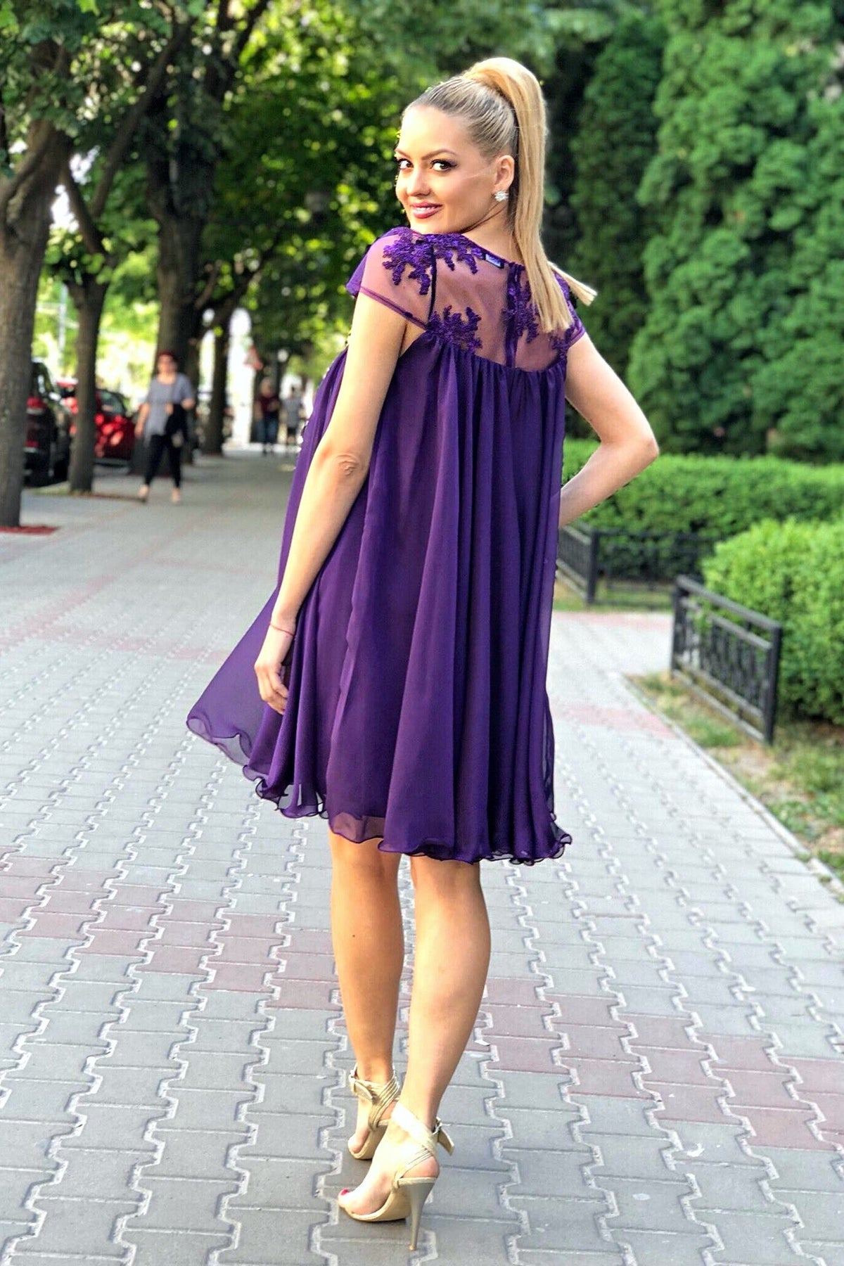 Abito svasato viola Artista in tessuto georgette con décolleté in tulle floreale, corto e femminile, dettaglio floreale in tulle.