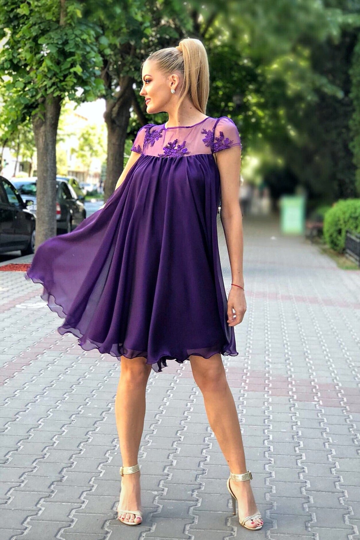Abito svasato viola Artista in tessuto georgette con décolleté in tulle floreale, abito corto elegante e femminile.