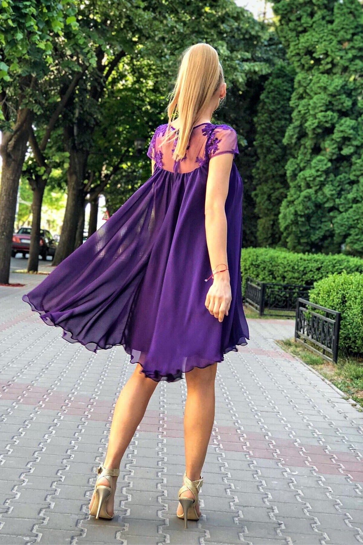 Abito svasato viola Artista in tessuto georgette con décolleté in tulle floreale, dettagli eleganti e femminili.