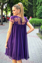 Abito svasato viola Artista in tessuto georgette con décolleté in tulle floreale, vestibilità elegante e dettagli raffinati.
