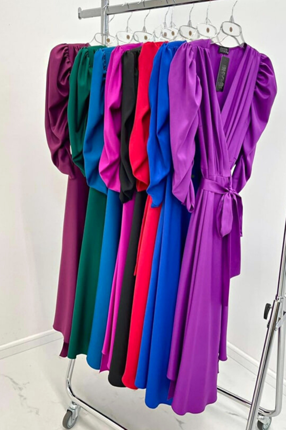 Abito lungo svasato viola midi con maniche a sbuffo, allacciabile in vita e spacco laterale, di Moda-Mania.