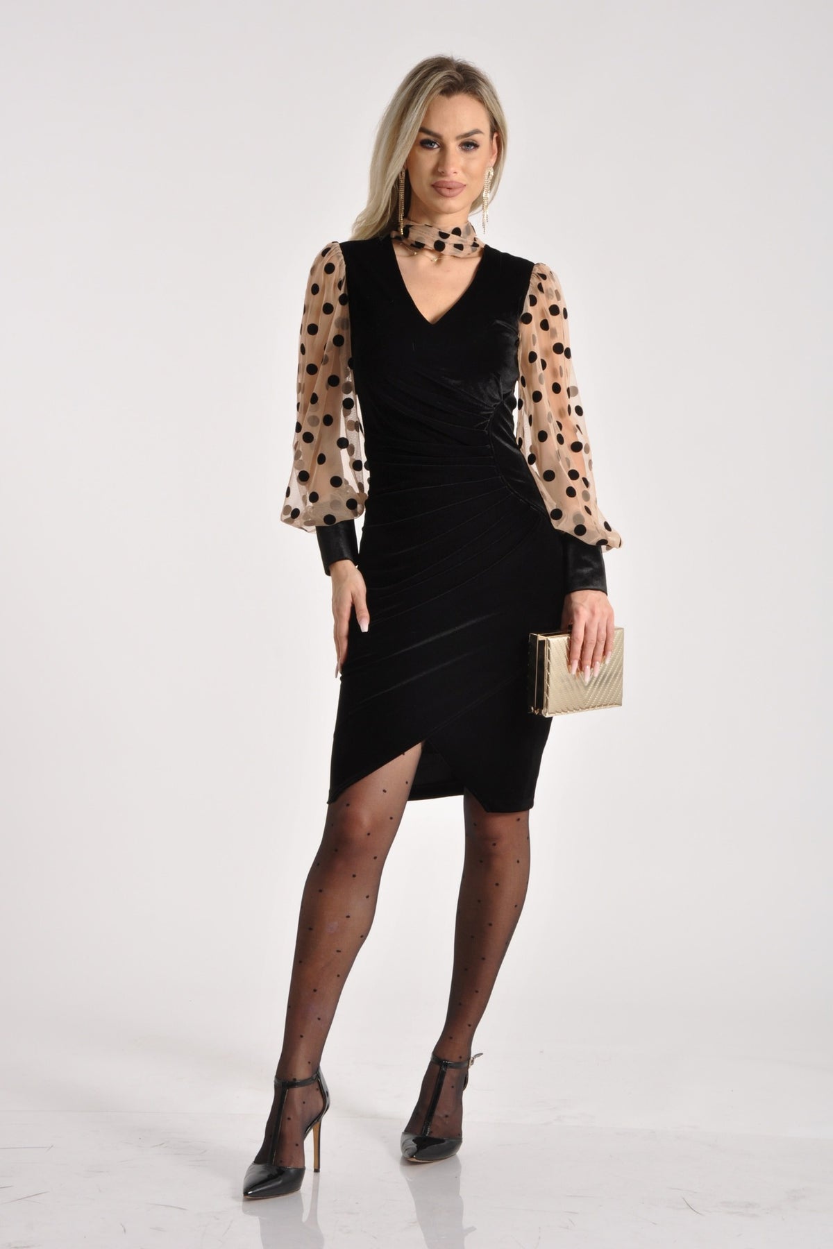 Abito corto nero in velluto con maniche in tulle nude a pois neri, firmato Moda-Mania, in stile elegante e raffinato.