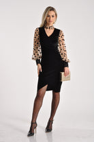 Abito corto nero in velluto con maniche in tulle nude a pois neri, firmato Moda-Mania, in stile elegante e raffinato.