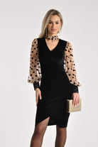 Abito corto nero in velluto con maniche in tulle nude a pois neri, moda-mania, elegante e alla moda.