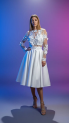 Abito corto svasato bianco Moda-Mania con corpetto a manica lunga in tulle floreale 3D e gonna in taffetà, elegante e femminile.