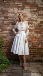 Abito corto svasato bianco Moda-Mania con corpetto a manica lunga in tulle floreale 3D e gonna in taffetà.