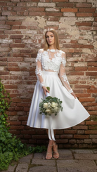 Abito corti svasato bianco Moda-Mania con corpetto a manica lunga in tulle floreale 3D e gonna in taffetà.