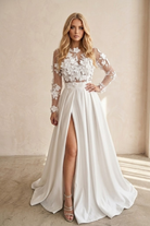 Abito lungo bianco svasato Moda-Mania con corpetto a manica lunga in tulle floreale 3D, perline e gonna in taffetà.