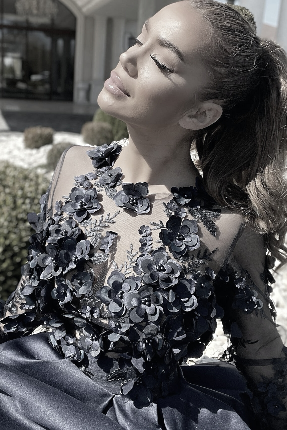 Abito corto nero svasato Moda-Mania con corpetto a manica lunga in tulle floreale 3D e gonna in taffetà, elegante e femminile.