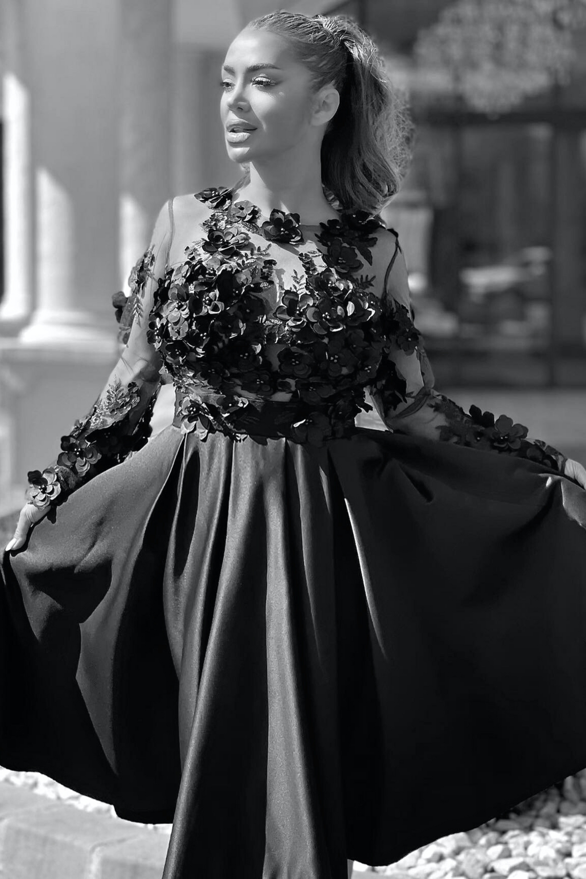 Abito corti svasato nero Moda-Mania con corpetto a manica lunga in tulle 3D floreale e gonna in taffetà.