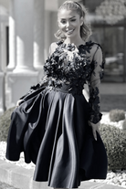 Abito corto svasato nero Moda-Mania con corpetto a manica lunga in tulle floreale 3D e gonna in taffetà.