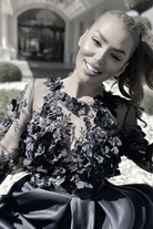 Abito corto svasato nero Moda-Mania con corpetto a manica lunga in tulle 3D floreale e gonna in taffetà, elegante e femminile.