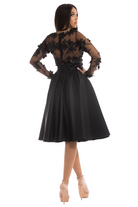 Abito corto nero di Moda-Mania con corpetto a manica lunga in tulle floreale 3D e gonna in taffetà, stile svasato.