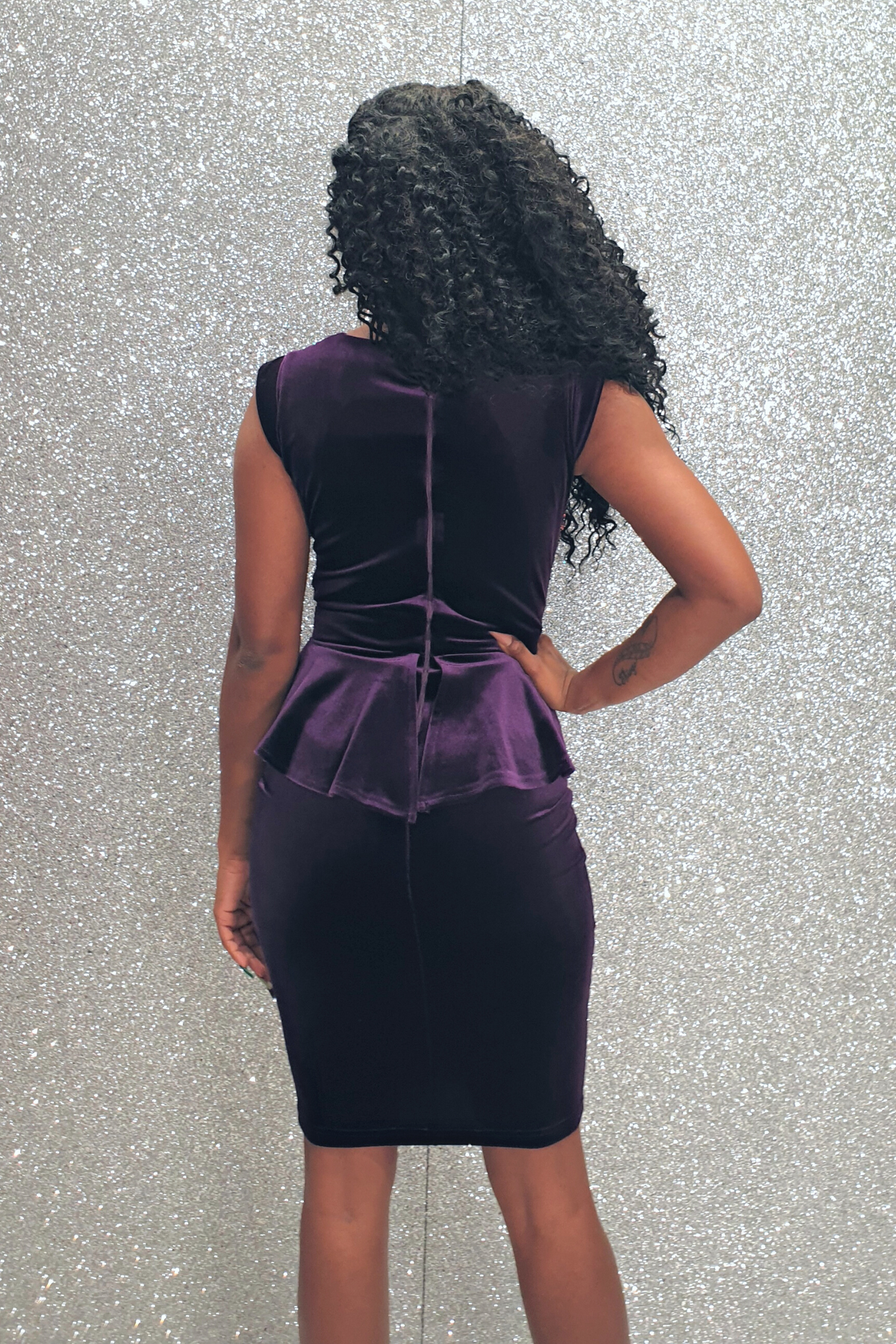 Abito corto viola in velluto Fofy con corpetto in tulle e paillettes, balza in vita, maniche tre quarti e dettagli eleganti.