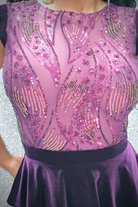 Abito corto viola in velluto Fofy con corpetto in tulle e paillettes, balza in vita, maniche tre quarti, elegante e alla moda
