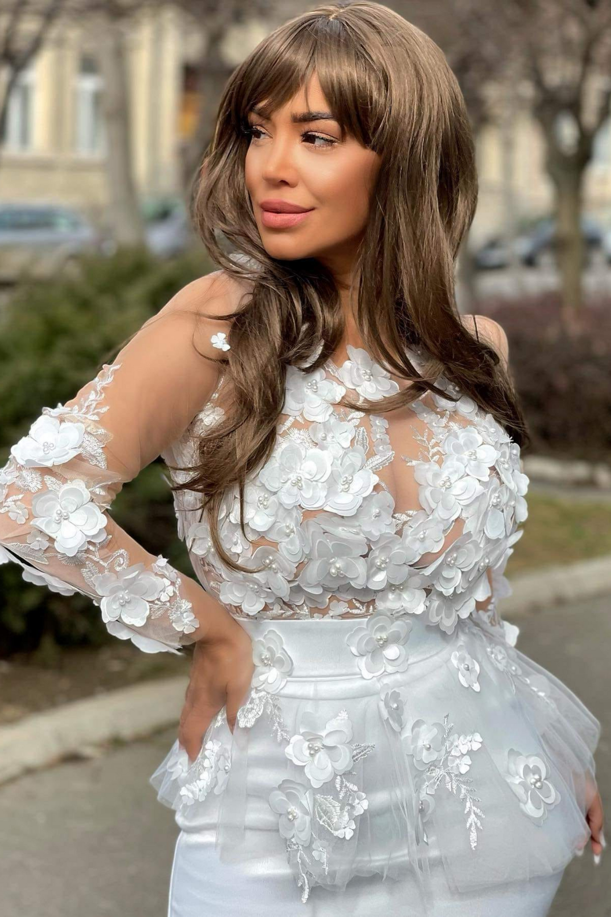 Abito tubino bianco Moda-Mania con corpetto in tulle a fiori 3D e balza in vita, abiti corti eleganti e femminili.