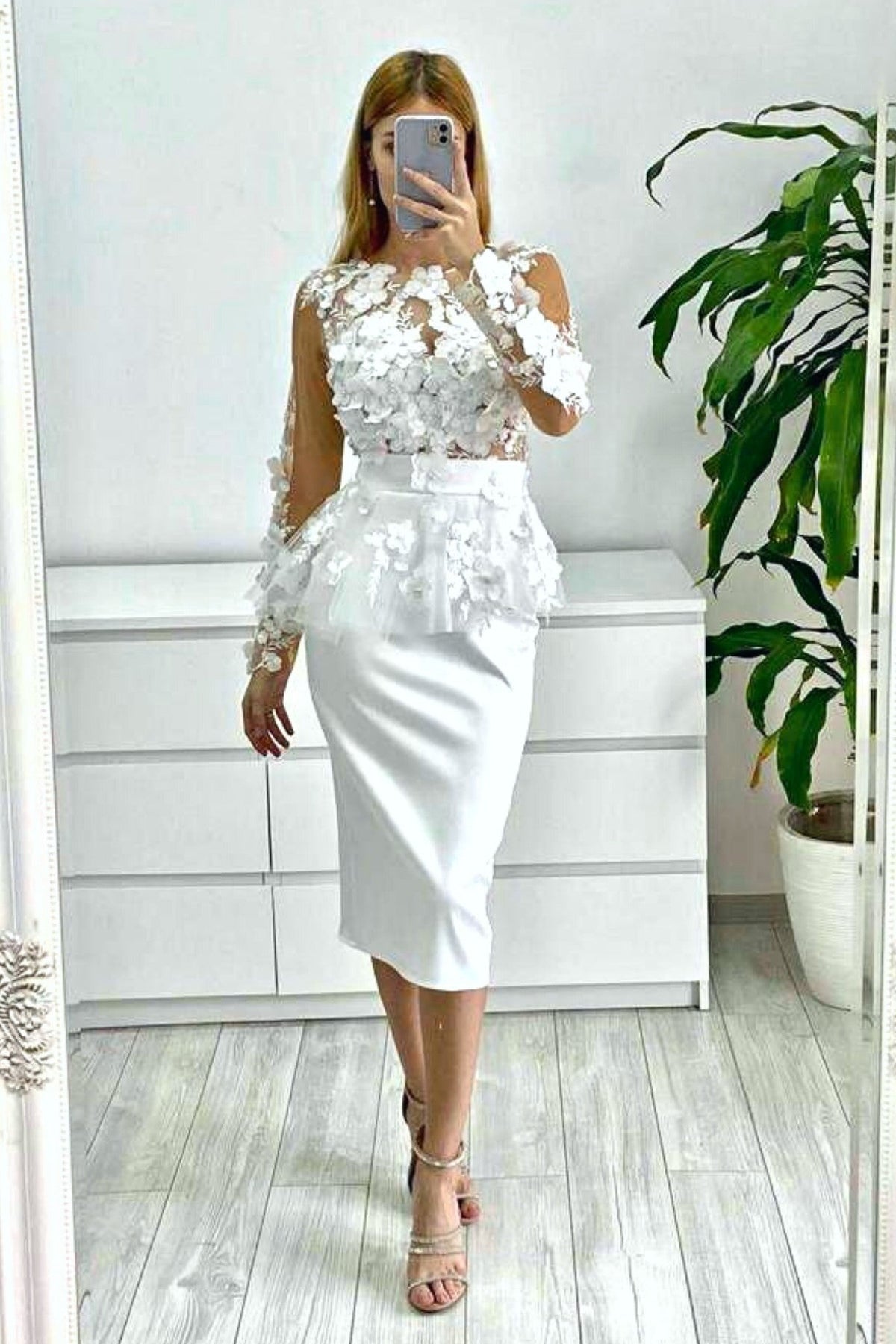 Abito tubino bianco Moda-Mania con corpetto in tulle a fiori 3D e dettaglio a balza in vita, abiti corti eleganti.