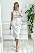 Abito tubino bianco Moda-Mania con corpetto in tulle a fiori 3D e dettaglio a balza in vita, abiti corti eleganti.