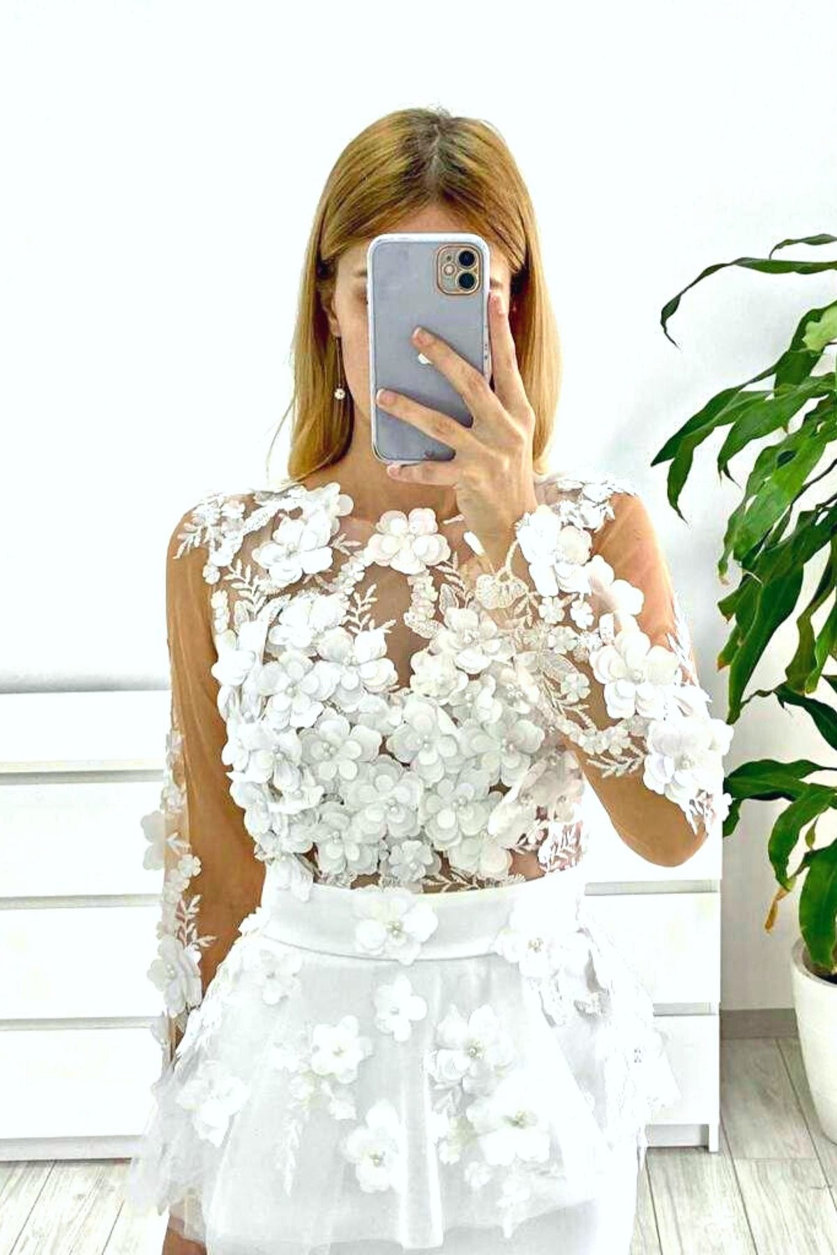 Abito tubino bianco Moda-Mania con corpetto in tulle a fiori 3D e balza in vita, abito corto elegante con dettagli floreali.