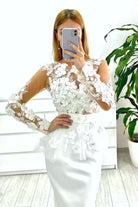 Abito tubino bianco Moda-Mania con corpetto in tulle a fiori 3D e balza in vita, abiti corti eleganti e femminili.