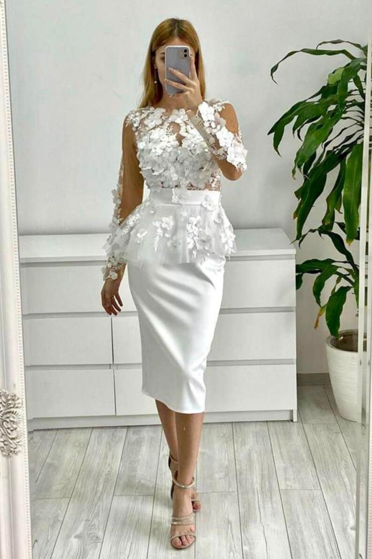 Abito tubino bianco Moda-Mania con corpetto in tulle a fiori 3D e balza in vita, abito corto elegante femminile.
