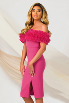 Abito tubino fucsia Pretty Girl con scollo a barchetta e dettagli di volants in organza, abiti corti eleganti e femminili