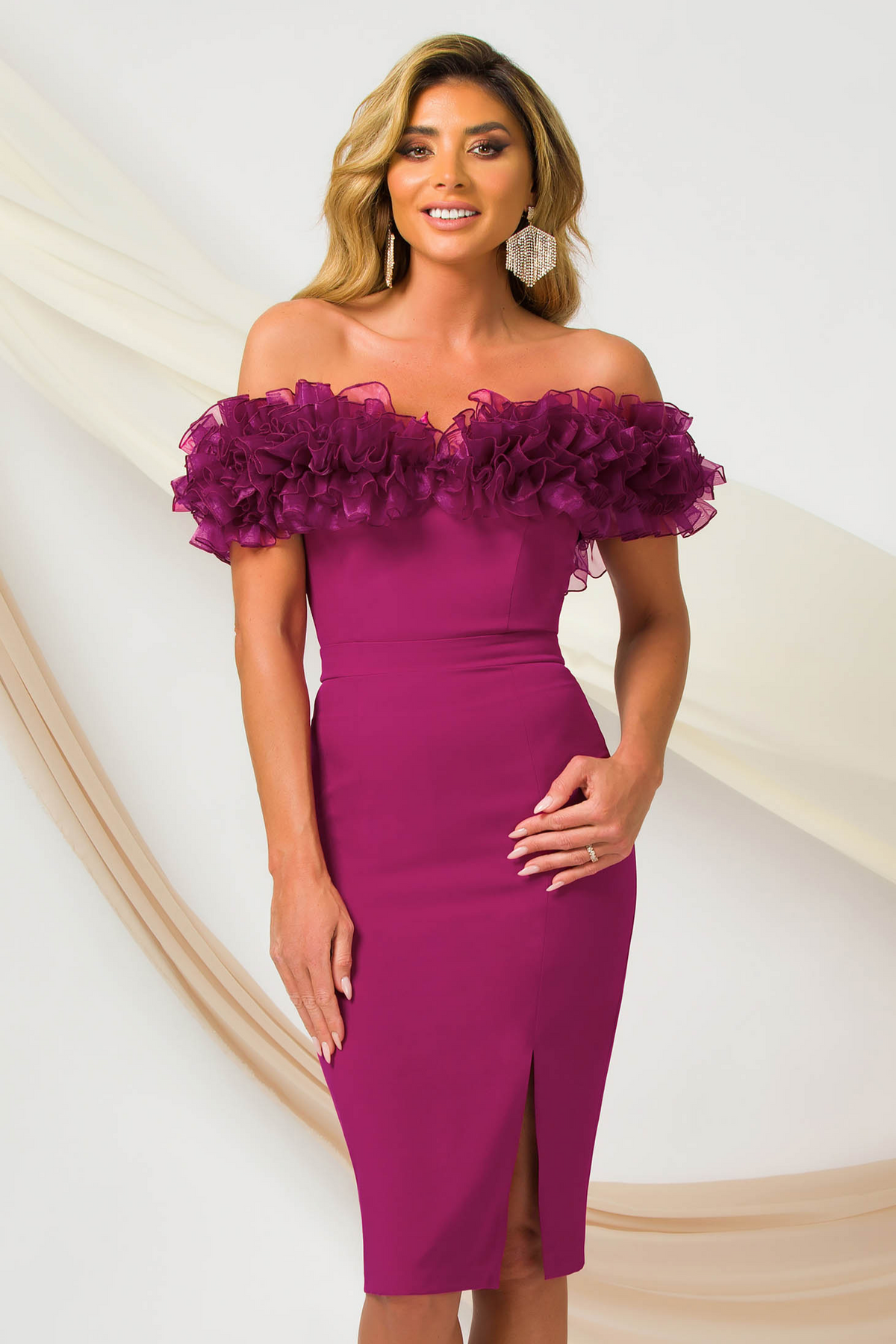 Abito tubino magenta Pretty Girl con scollo a barchetta e volants in organza, vestibilità elegante e dettagli femminili.