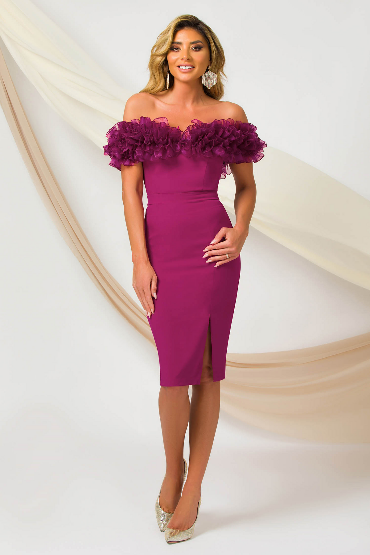 Abito tubino magenta Pretty Girl con scollo a barchetta e dettagli di volants in organza, abiti corti eleganti e femminili.