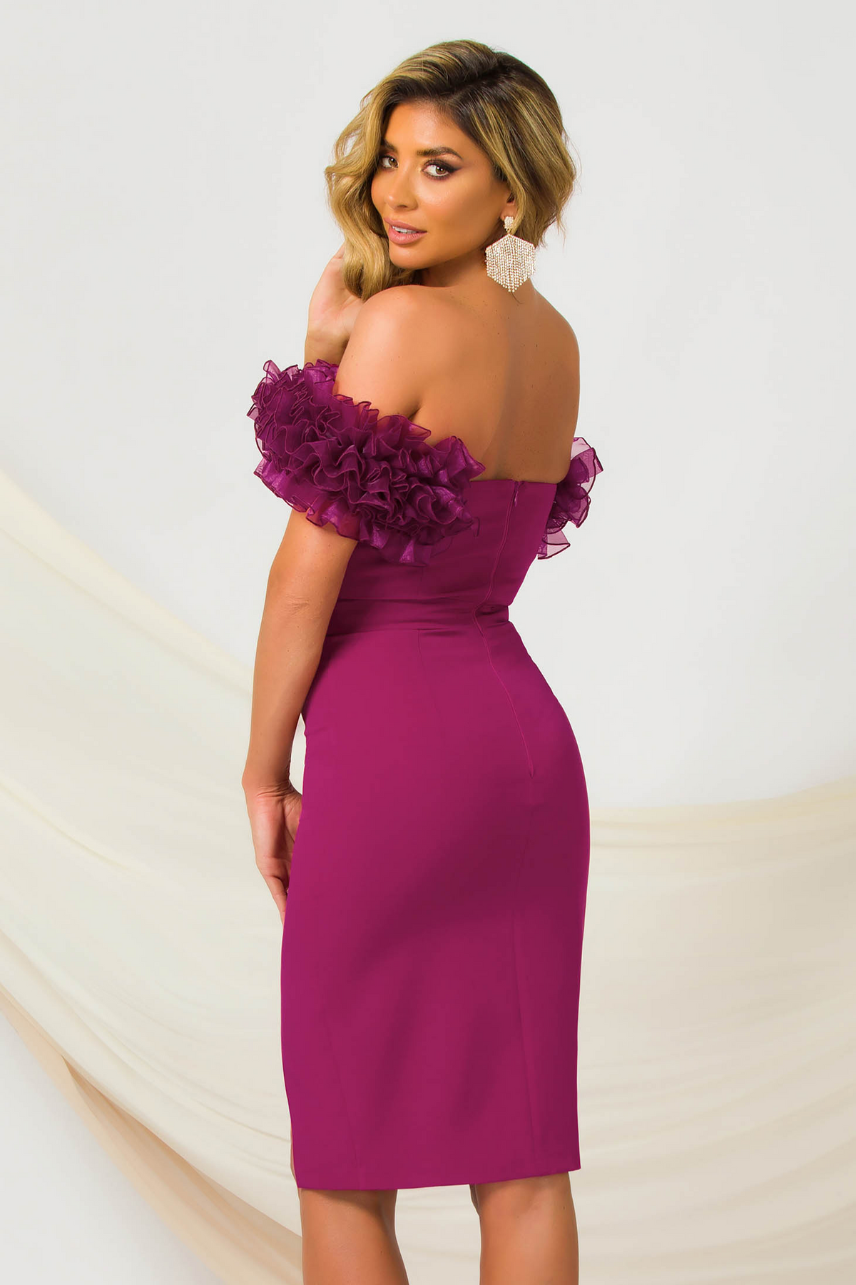 Abito tubino magenta Pretty Girl con scollo a barchetta e dettagli di volants in organza, abiti corti eleganti e femminili