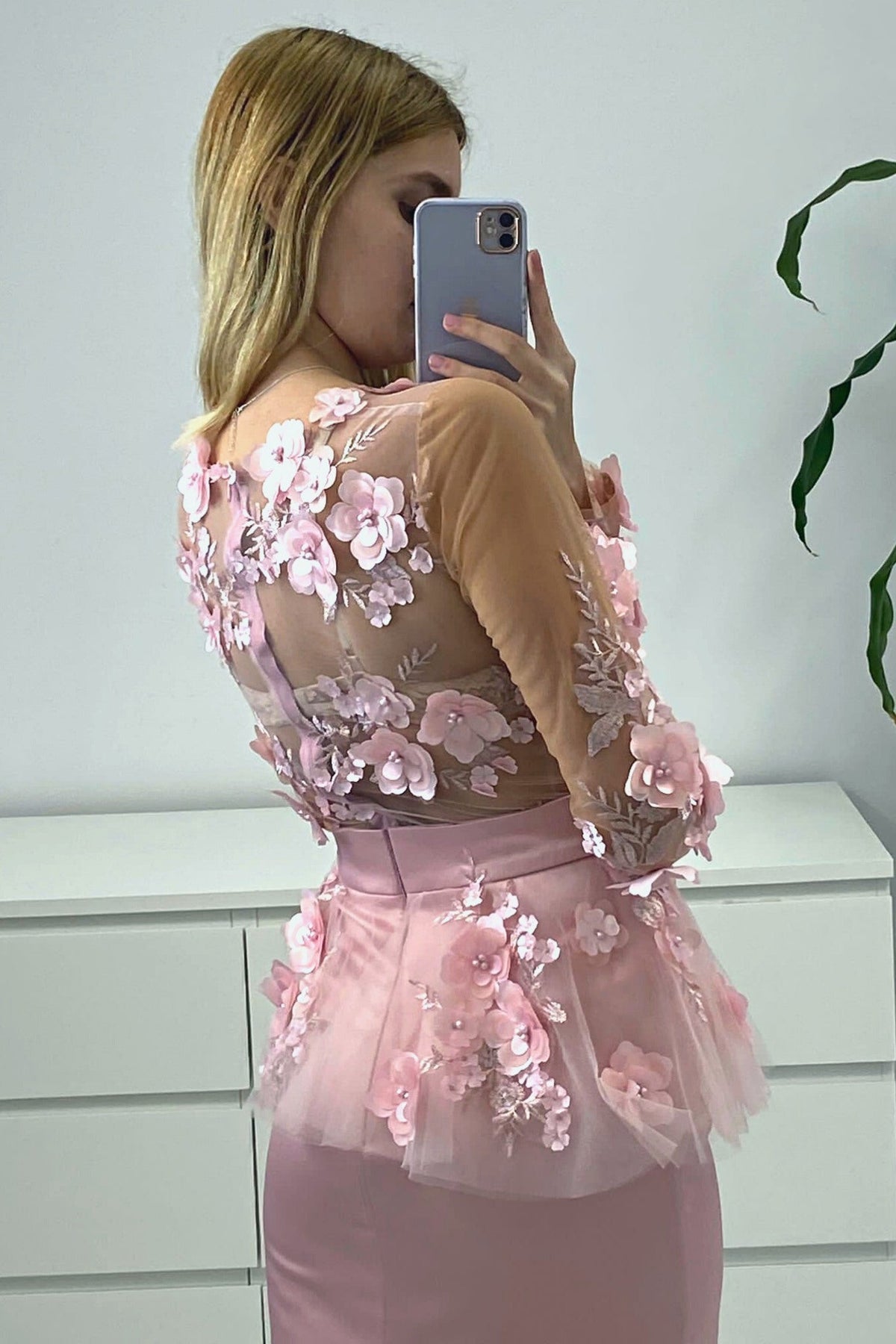 Abito tubino rosa Moda-Mania con corpetto in tulle a fiori 3D e balza in vita, vestibilità elegante, dettagli femminili.