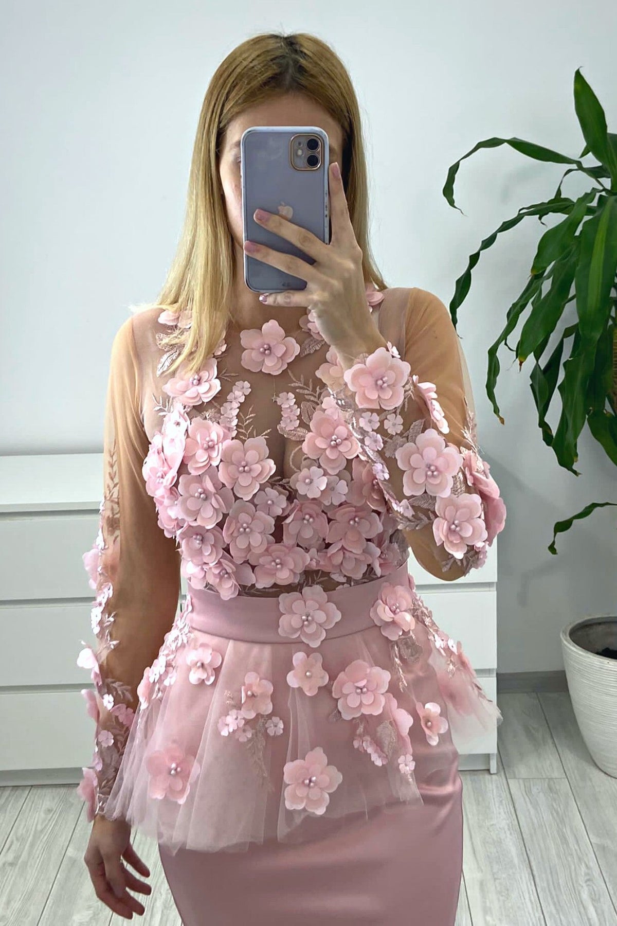 Abito tubino rosa Moda-Mania con corpetto in tulle a fiori 3D e balza in vita, vestito corto elegante e femminile.