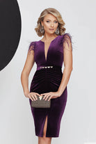 Abito tubino viola in velluto Fofy con cinturino in vita e dettagli di piume, abbigliamento corto elegante e alla moda