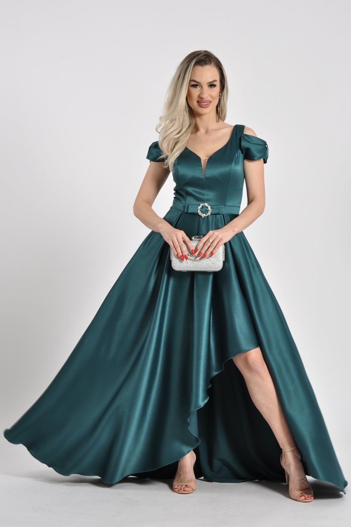 Abito lungo verde scuro svasato in taffetà, con gonna più corta davanti e lunga dietro, di Moda-Mania.