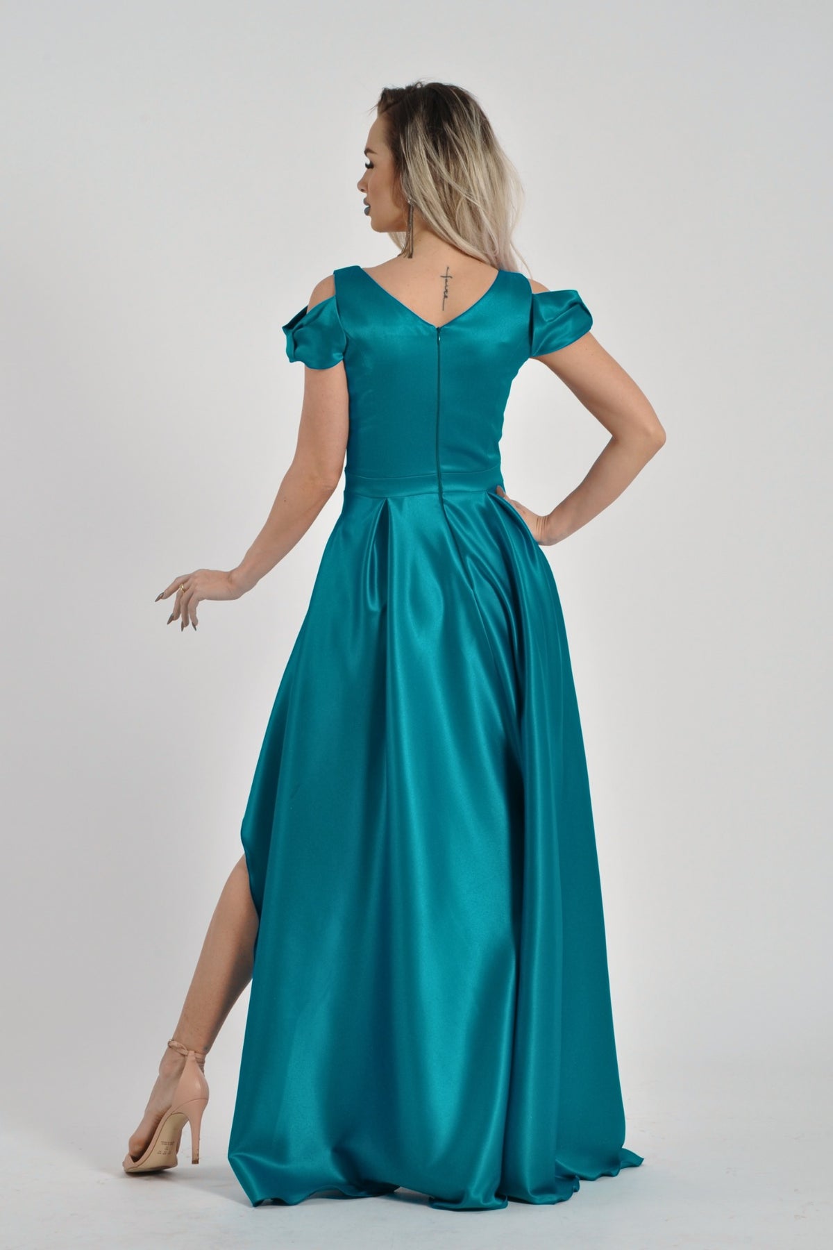 Abito lungo verde scuro svasato in taffetà, con gonna più corta davanti e lunga dietro, di Moda-Mania.