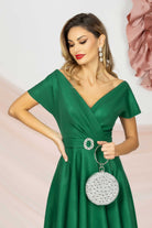 Abito corto verde smeraldo svasato Pretty Girl con cinturino in tessuto, fibbia argento con cristalli, al ginocchio.