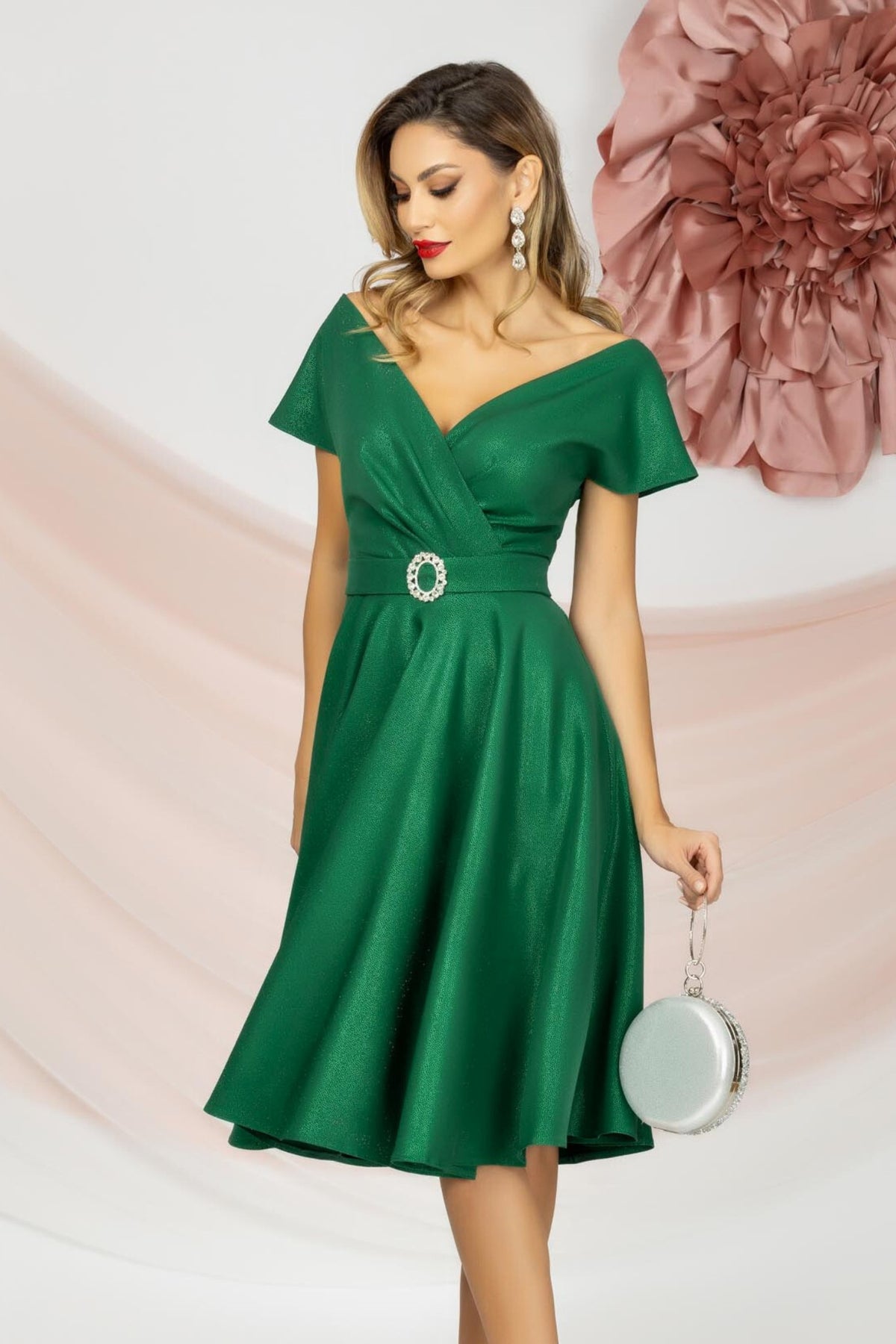 Abito verde smeraldo corto al ginocchio svasato Pretty Girl con cinturino in tessuto e fibbia argento con cristalli.