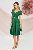 Abito verde smeraldo corto al ginocchio svasato Pretty Girl con cinturino in tessuto e fibbia con cristalli, dettaglio elegante.