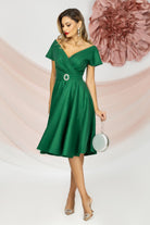 Abito corto verde smeraldo svasato Pretty Girl con cinturino in tessuto e fibbia argento con cristalli, al ginocchio.