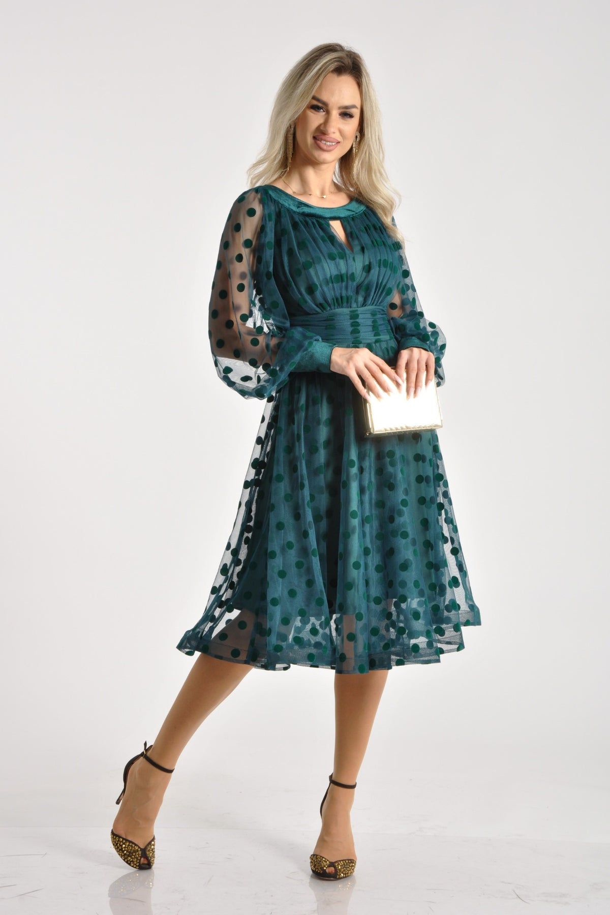 Abito midi verde smeraldo svasato in tulle a pois con maniche lunghe e dettagli in velluto, firmato Moda-Mania.